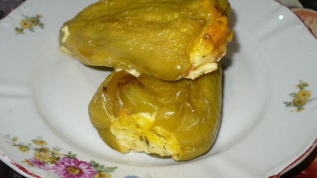 Pimientos rellenos de huevo y queso