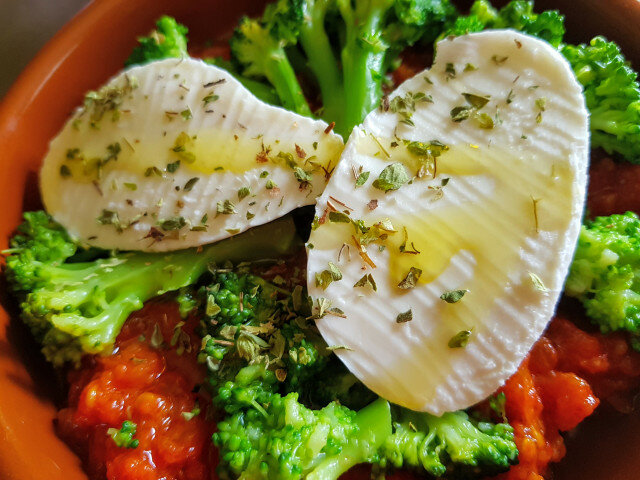 Brócoli con salsa de tomate y mozzarella