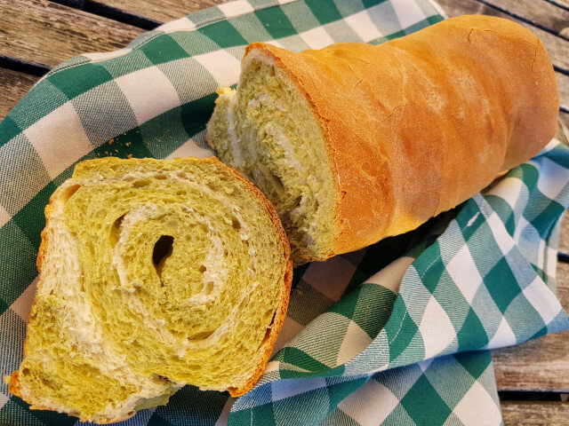 Rollo de pan con té matcha