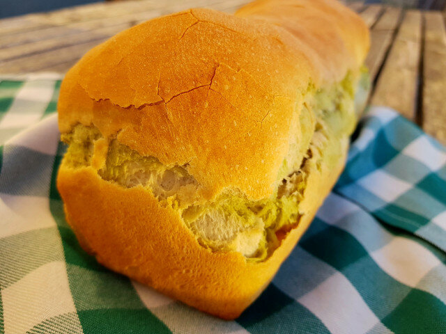 Rollo de pan con té matcha