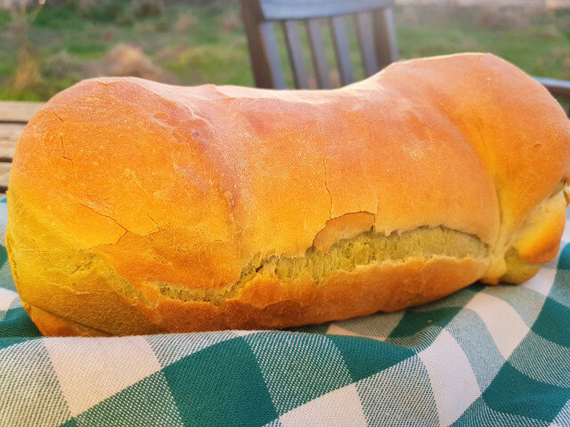 Rollo de pan con té matcha