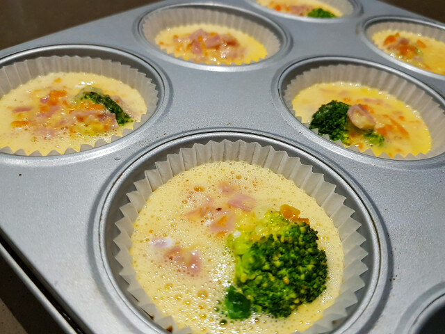 Mini pasteles de brócoli en moldes para muffins