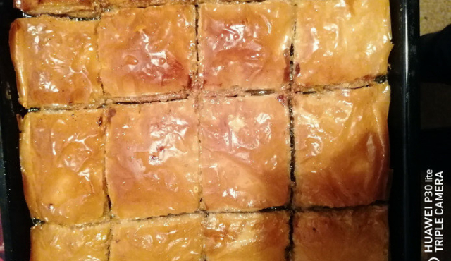 Baklava griego con relleno de bizcocho