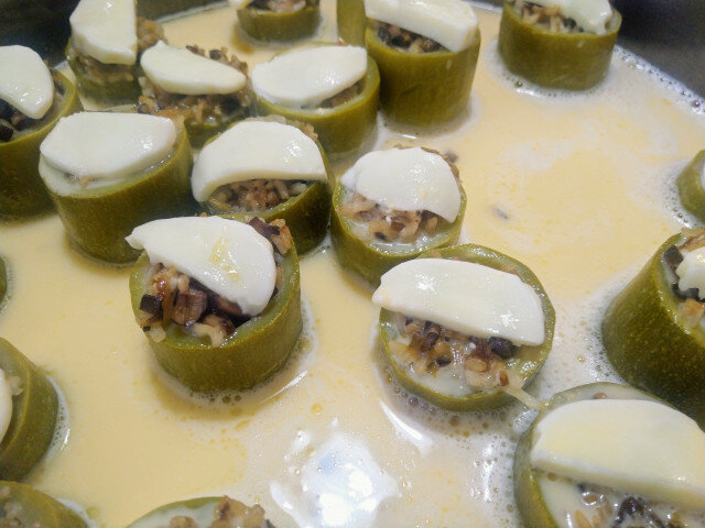 Calabacines rellenos con salsa Avgolemono