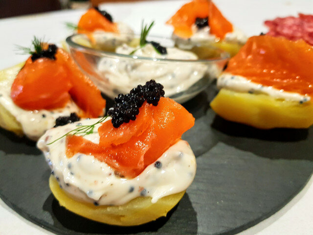 Aperitivo de patatas con salmón y caviar