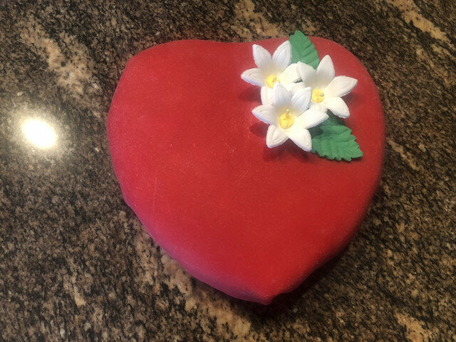 Pastel de corazón rojo para San Valentín