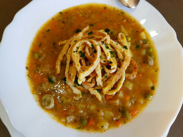 Sopa de verduras con noodles de huevo