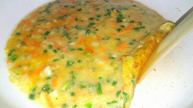 Gimbap coreano con tortilla de huevo y verduras