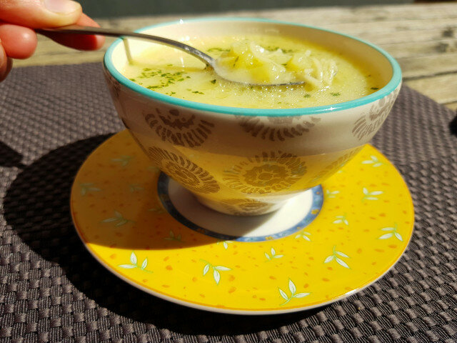 Sopa de patata con leche y cilantro