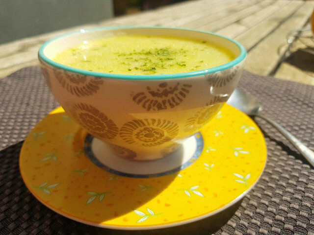 Sopa de patata con leche y cilantro