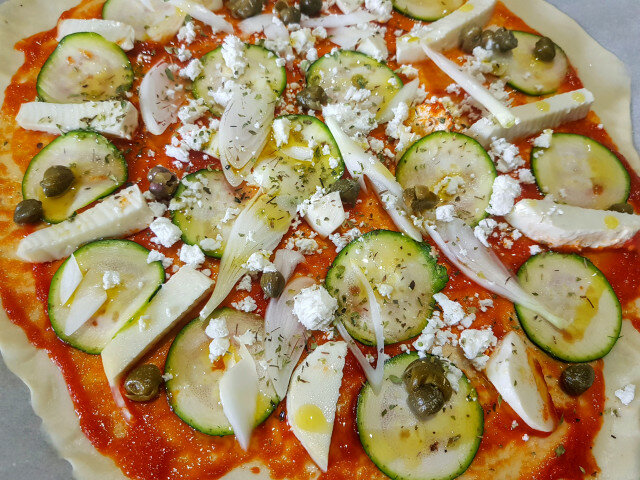 Pizza de masa fina con mozzarella, ricotta y calabacín
