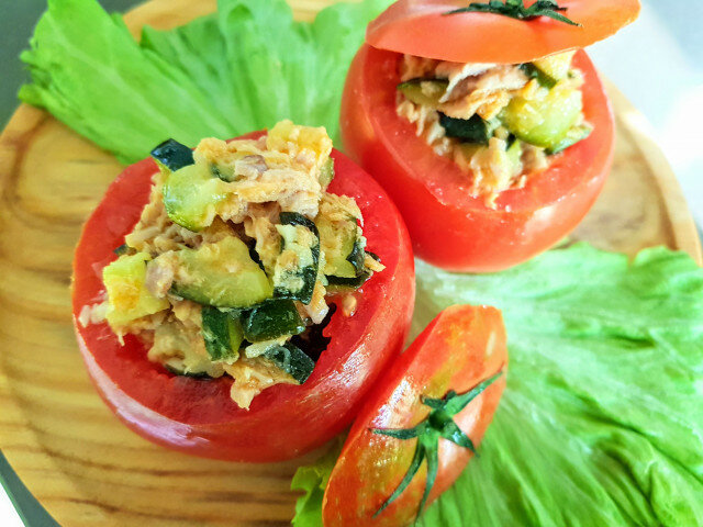 Tomates rellenos de calabacín y atún