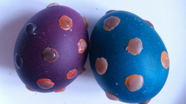 Huevos pintados con doble tinte y lunares de cera
