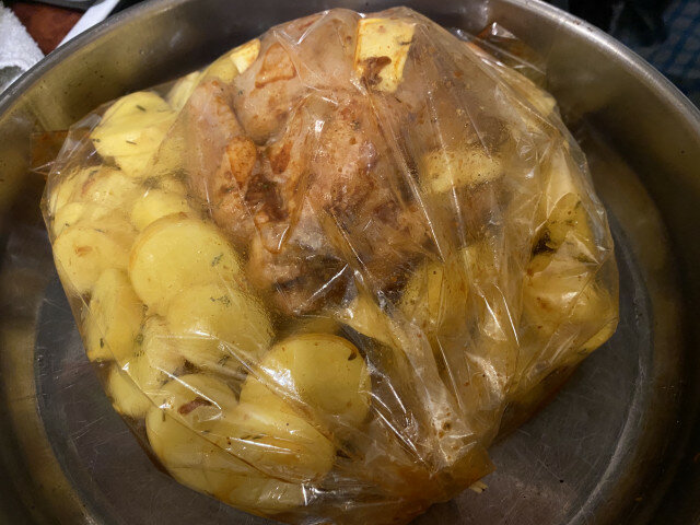 Pollo con patatas en bolsa de asar