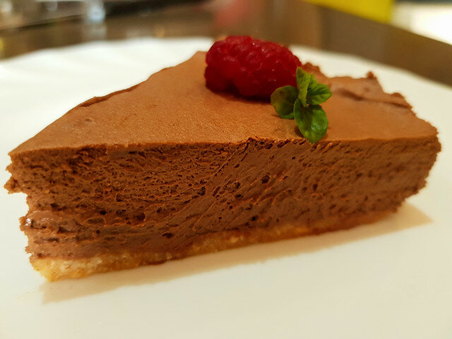 Tarta con mousse de chocolate y frambuesas