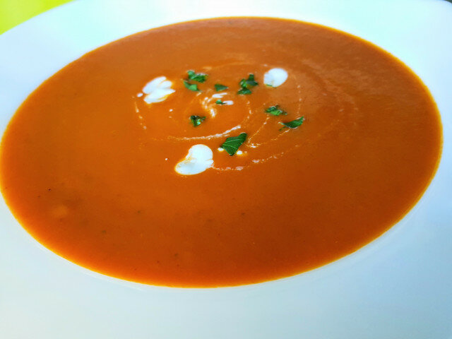 Sopa de tomate con nata