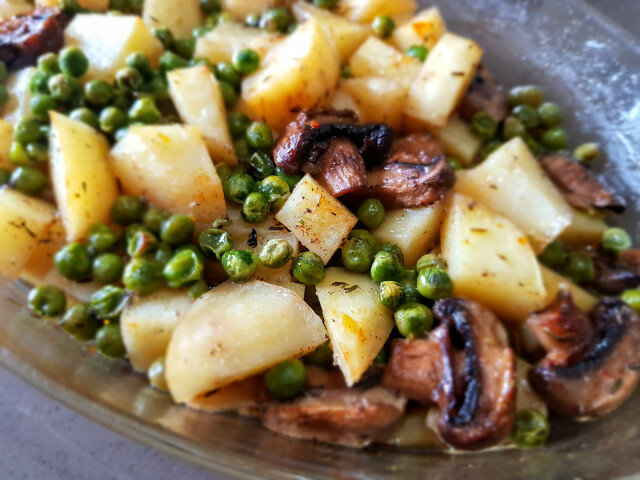 Patatas al horno con champiñones y guisantes