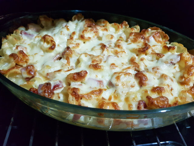 Macarrones al horno con jamón york y queso