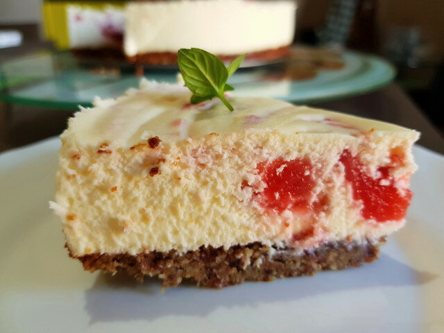 Tarta keto con fresas y mascarpone