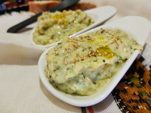 Aperitivo de calabacín con sésamo y queso fundido