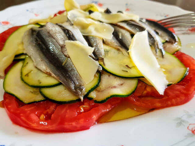 Ensalada de espadín, calabacín y tomates