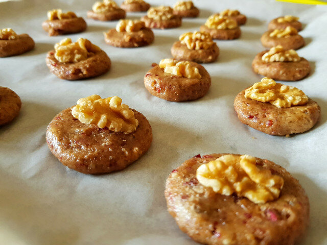 Tortas de nueces con café y frutas deshidratadas