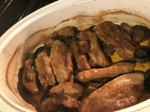 Panceta de cerdo al horno con champiñones