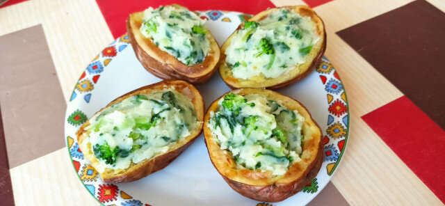 Patatas rellenas con brócoli y espinacas