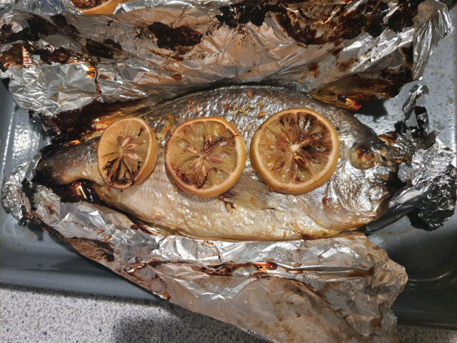 Dorada al horno con hierbas aromáticas