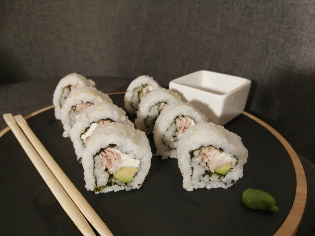 Sushi de queso crema, atún y aguacate