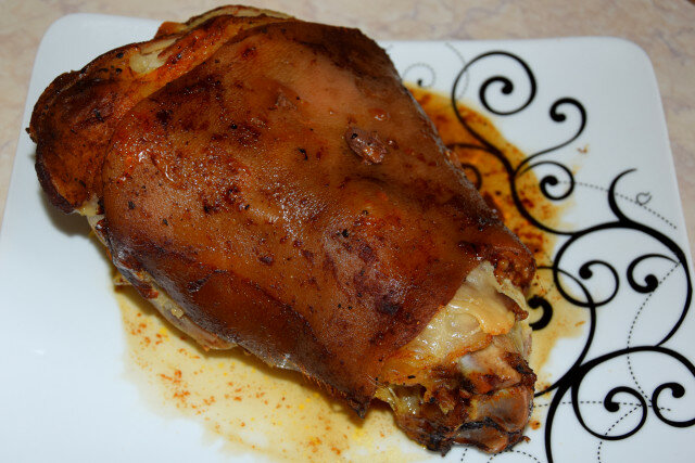 Codillo de cerdo asado al horno con miel