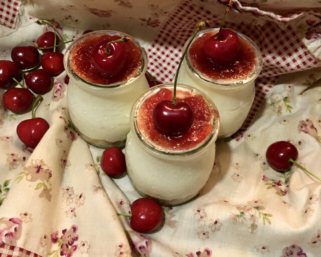 Tarta de queso con gelatina de cerezas (en vasitos)