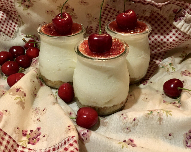 Tarta de queso con gelatina de cerezas (en vasitos)