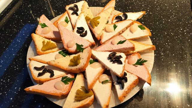Crostini de pan seco con caviar