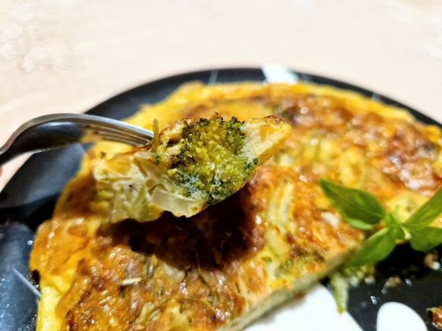 Tortilla de brócoli y calabacín con sabor a romero
