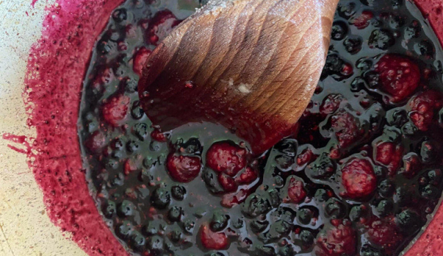 Bizcocho marmolado con mermelada casera de arándanos y frambuesas