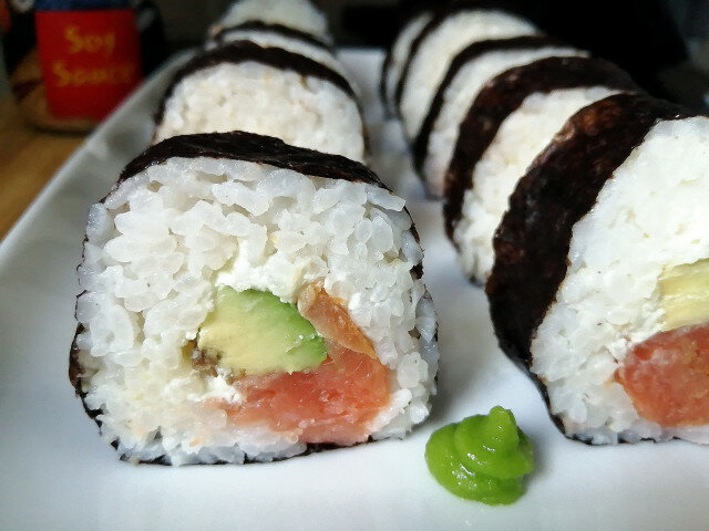 Sushi con salmón ahumado, aguacate y Philadelphia