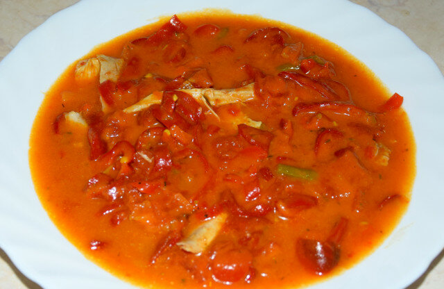 Pollo al curry con pimientos rojos