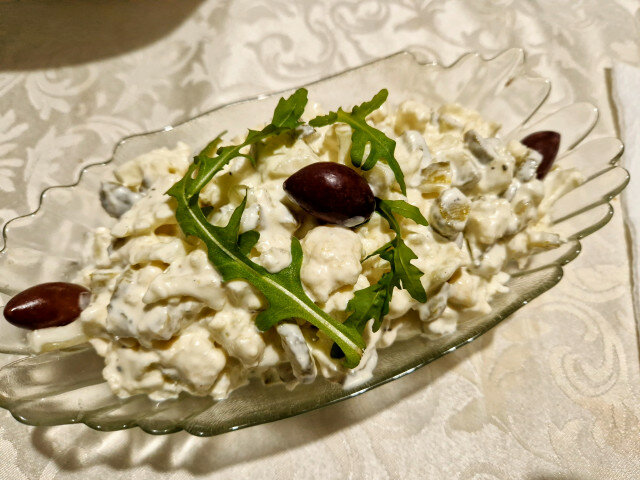 Ensaladilla de yogur con coliflor y pepinillos