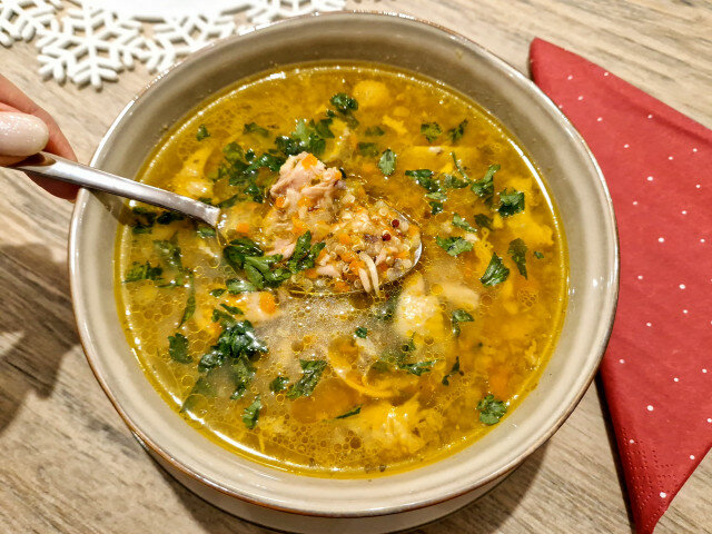 Sopa de pollo con quinoa