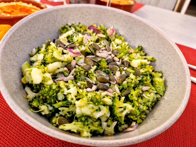 Ensalada crudivegana de brócoli