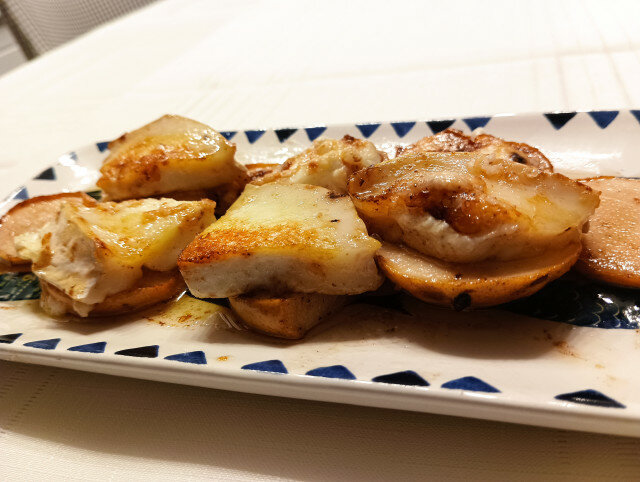 Queso de cabra con peras caramelizadas