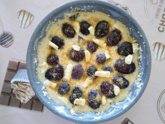 Pastel de espelta con ciruelas