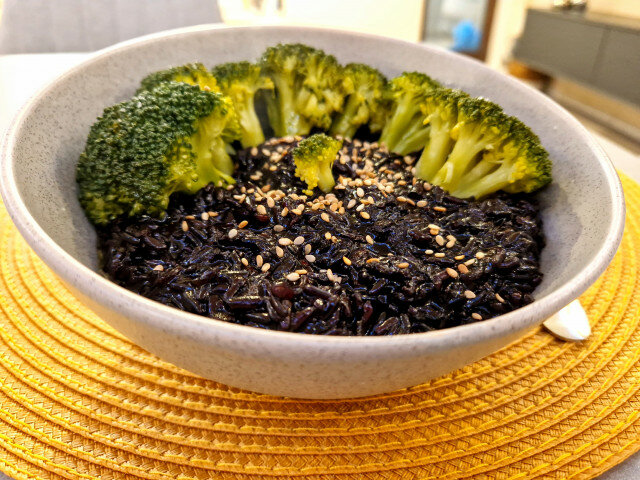 Arroz venere con brócoli al estilo asiático