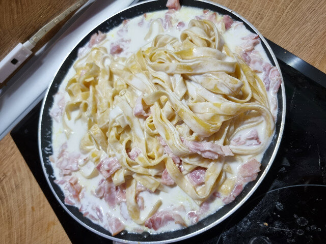 Tagliatelle con bacon, nata y parmesano