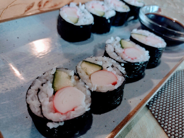 Sushi casero con rollitos de cangrejo