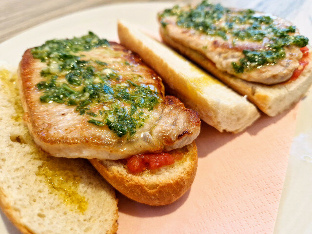 Bocadillo de lomo, queso y tomate