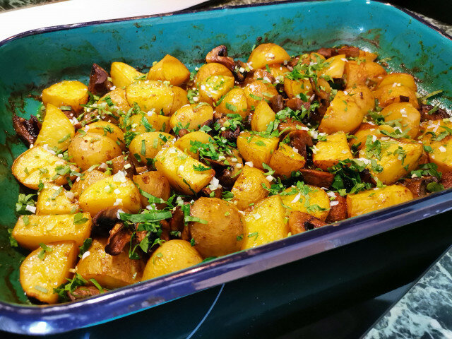 Patatas doradas al horno con champiñones al estilo árabe