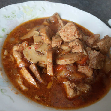 Cerdo con champiñones, cebolla y pimientos (Kavurma)