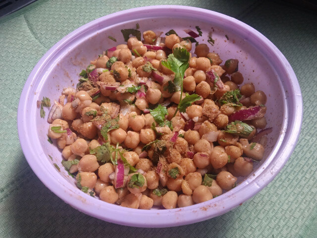 Ensalada israelí de garbanzos